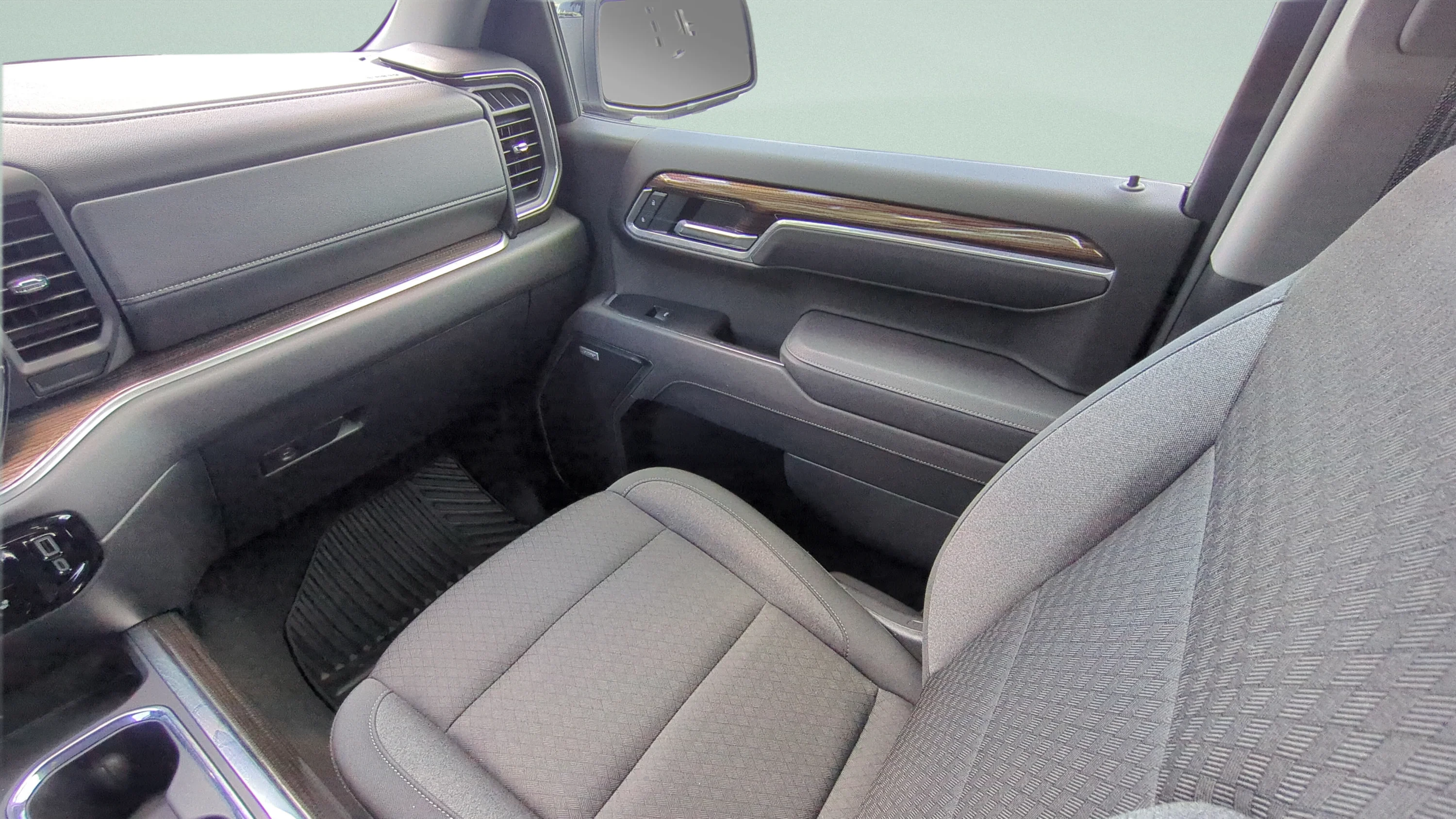 Used 2025 Summit White Chevrolet RST image 12