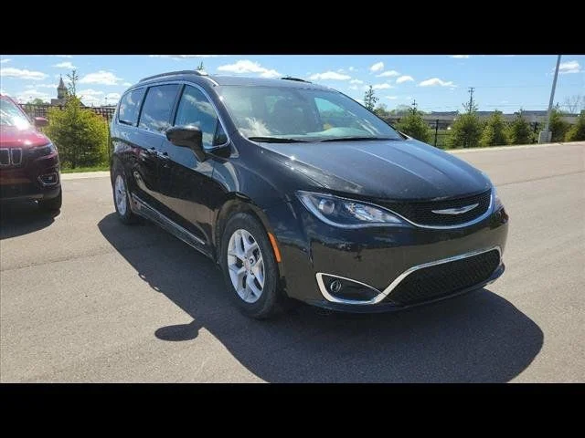 Used 2017 Black Chrysler Touring L image 3