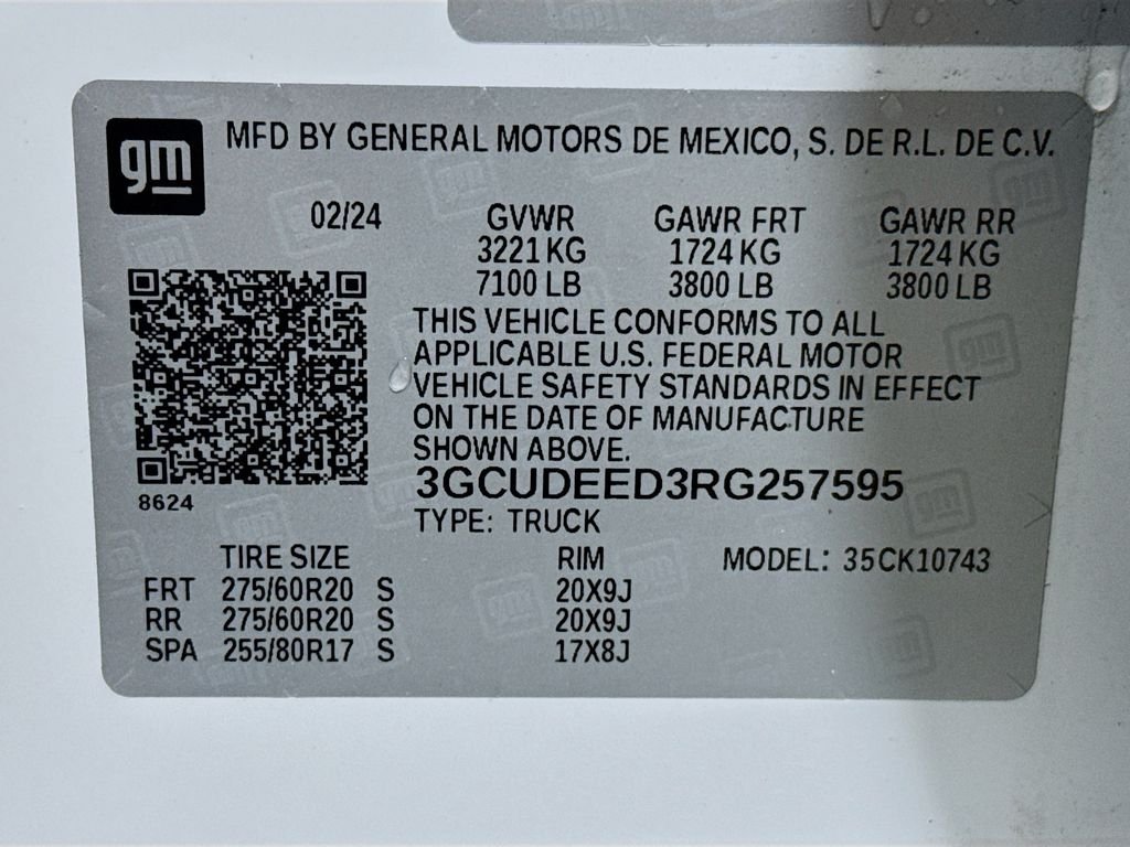 Used 2024 Summit White Chevrolet RST image 31