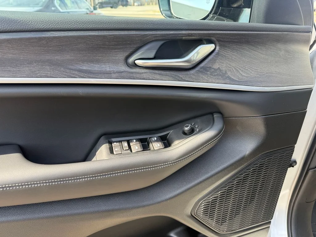 New 2026 Silver Jeep Laredo image 19