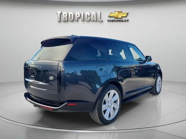 Used 2023 Gray Land Rover SE image 5