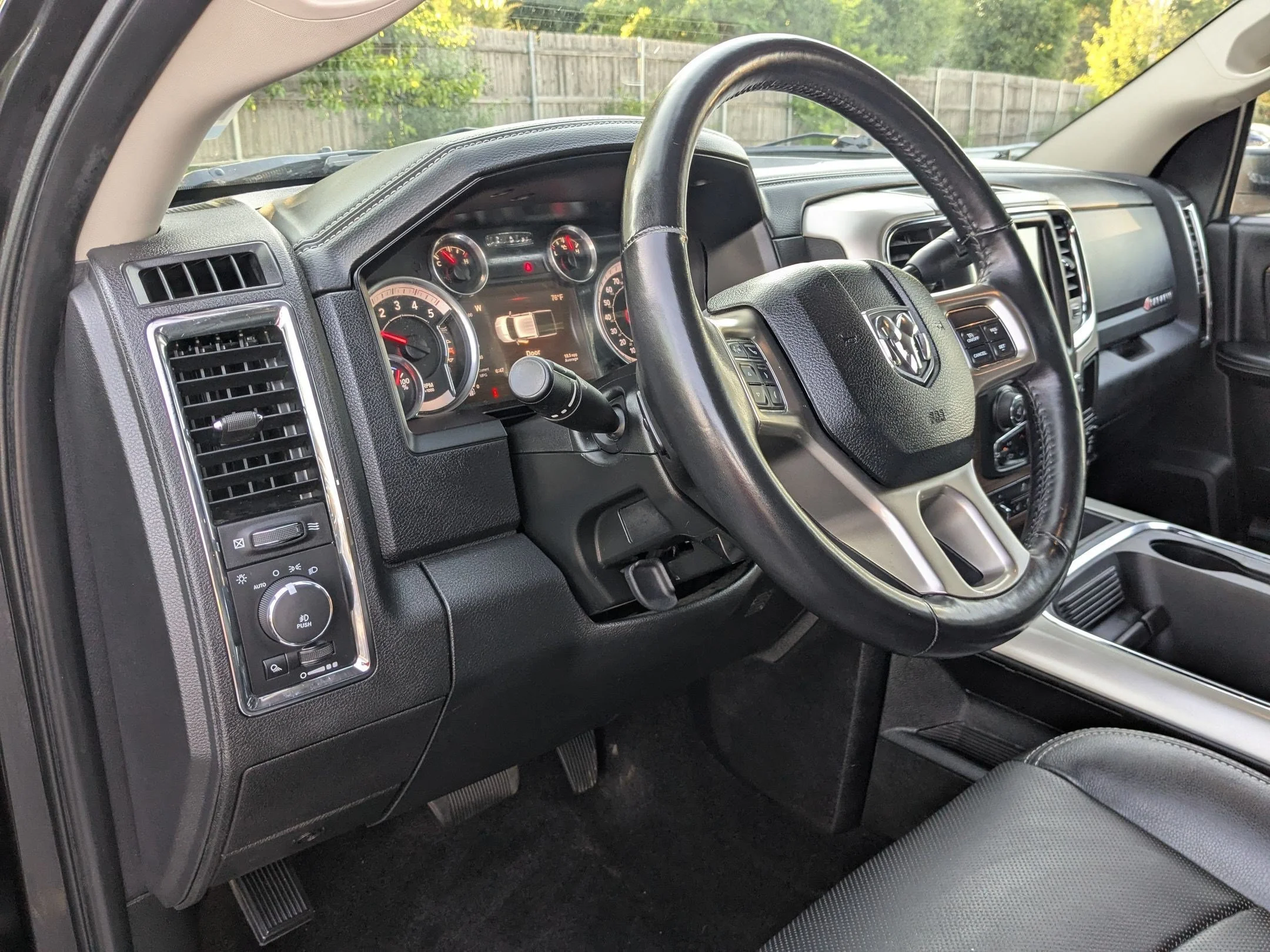 Used 2017 Brilliant Black Crystal Pearlcoat Ram Laramie image 9