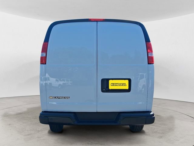 New 2025 Summit White Chevrolet WT image 4