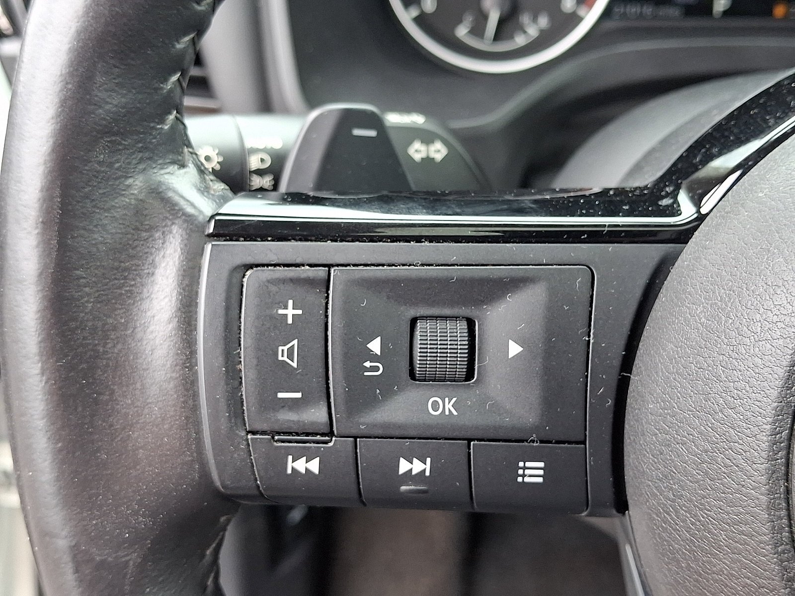 Used 2023 Pearl White Tricoat Nissan SL image 23