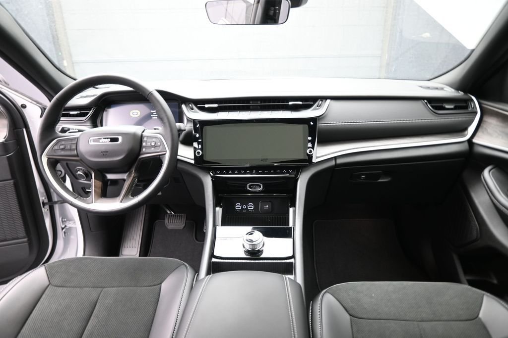 New 2026 Bright White Clear-Coat Exterior Paint Jeep Altitude image 27