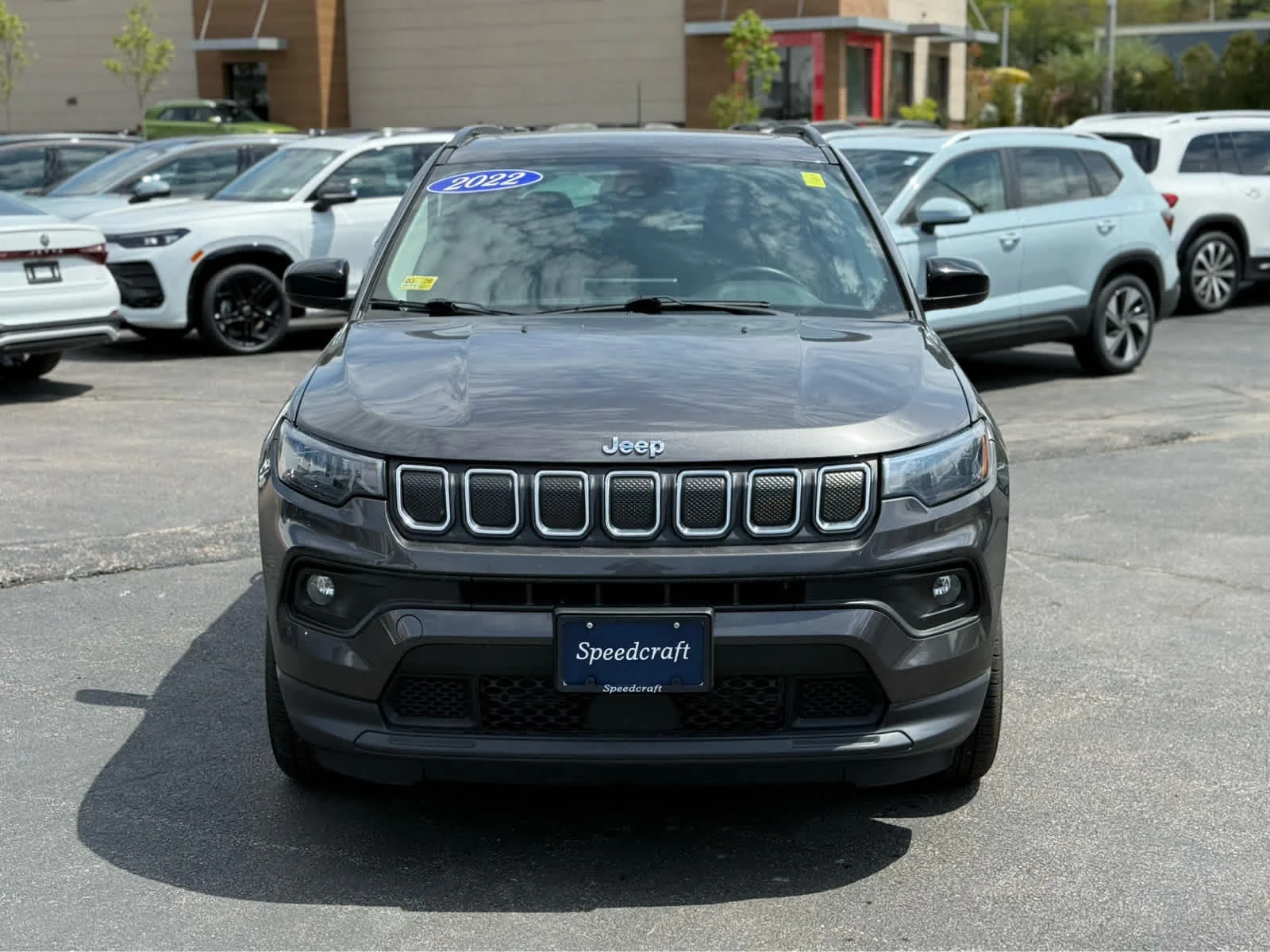 Used 2022 Granite Crystal Metallic Clearcoat Jeep Latitude Lux image 2