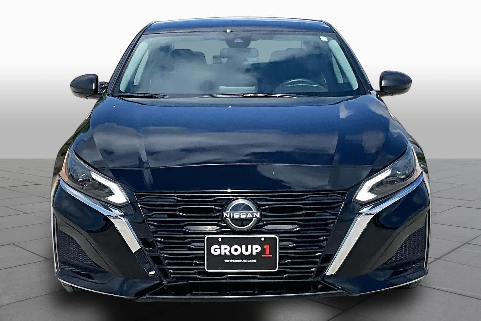 Used 2024 Super Black Nissan 2.5 SV image 4