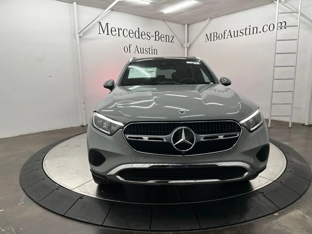 New 2027 White Mercedes-Benz GLC 300 image 2