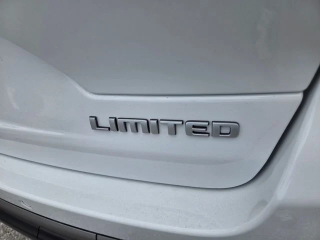 New 2026 Bright White Clear-Coat Exterior Paint Jeep Limited image 12