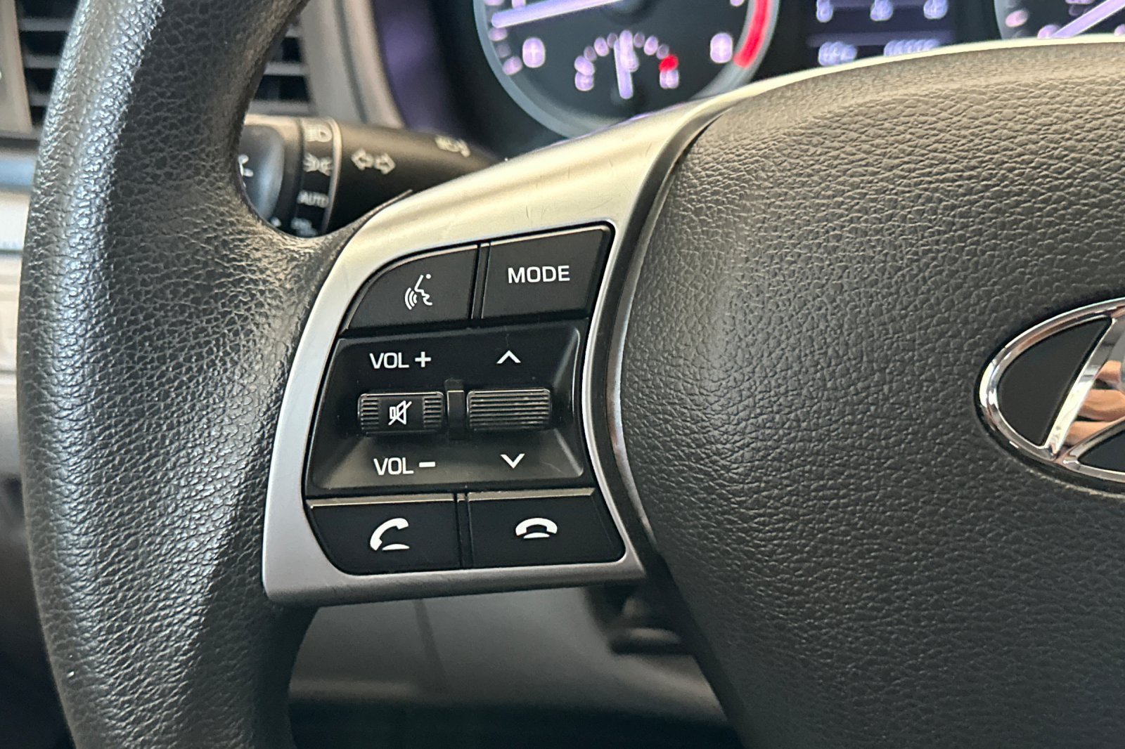 Used 2018 Silver Hyundai SE image 24