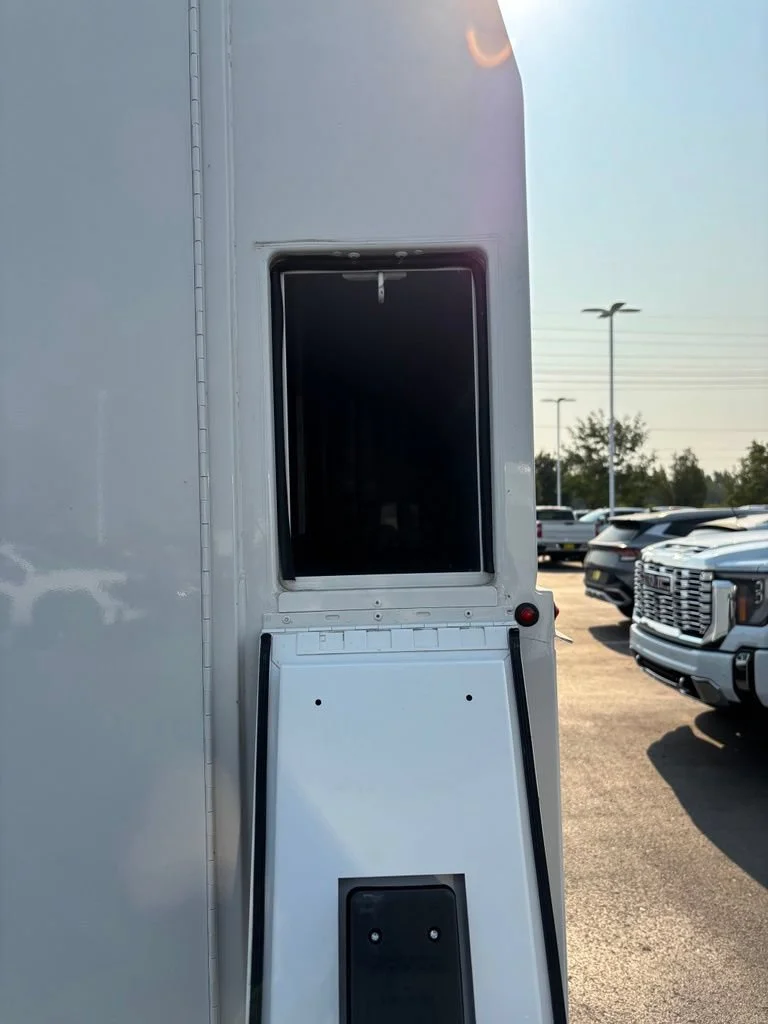 New 2024 Summit White GMC 1WT image 9