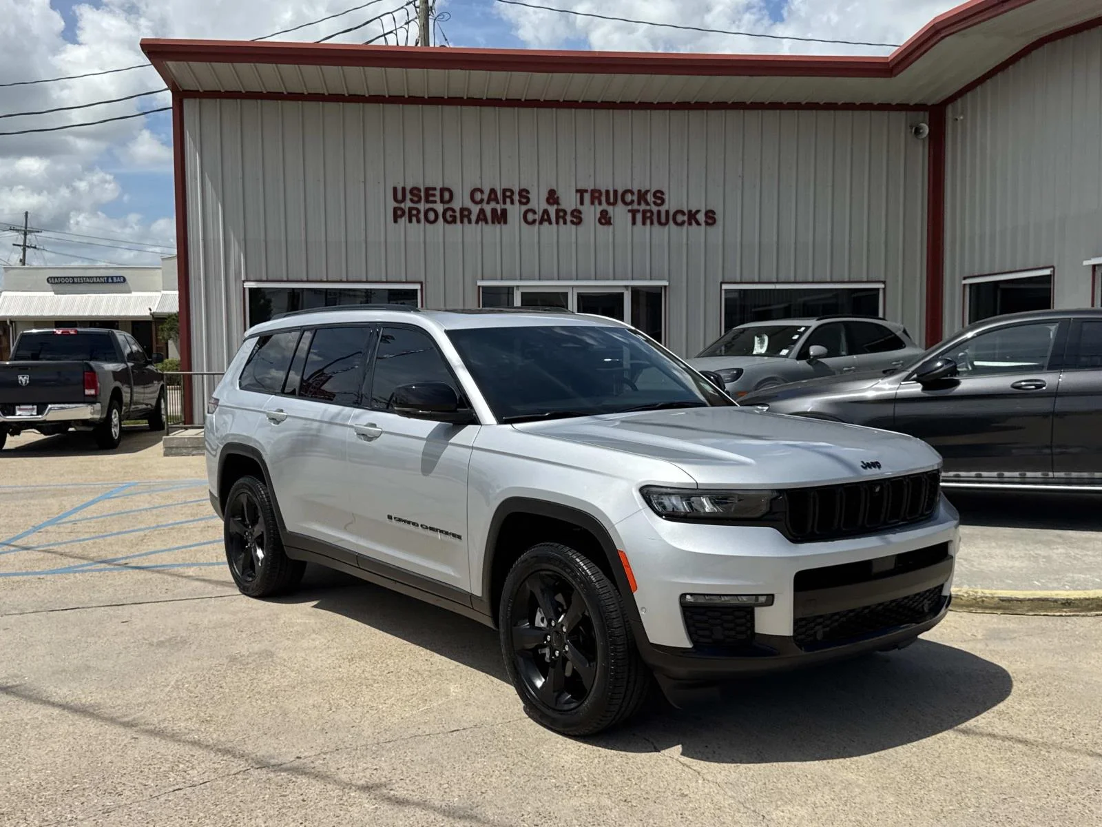 Used 2024 Silver Zynith Jeep Limited image 1