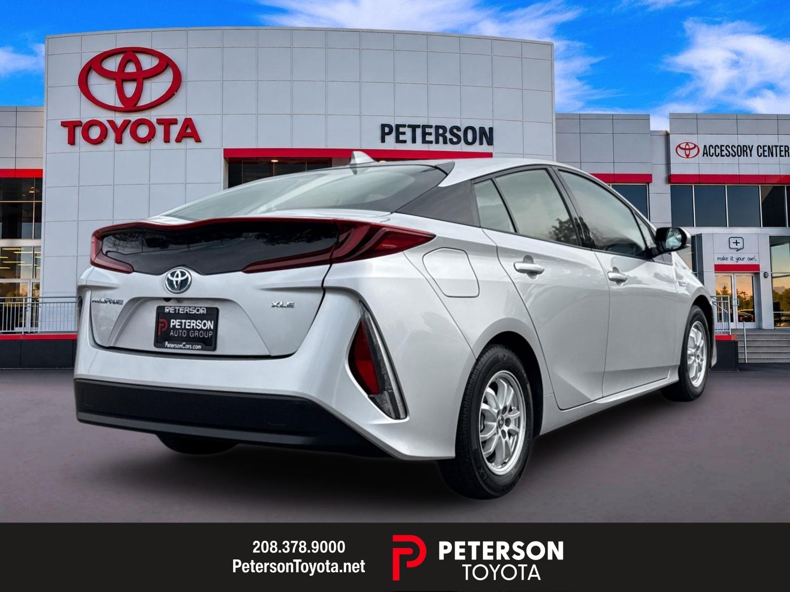 Used 2020 Silver Toyota XLE image 3