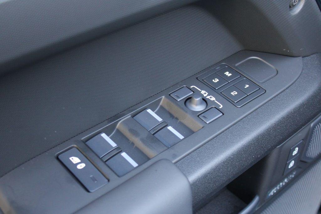 2026 Land Rover Defender OCTA - Photo 18