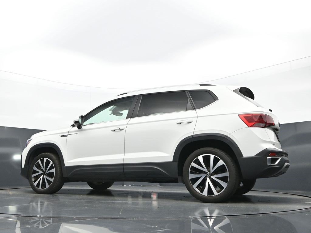 Used 2023 Pure White Volkswagen SE image 22