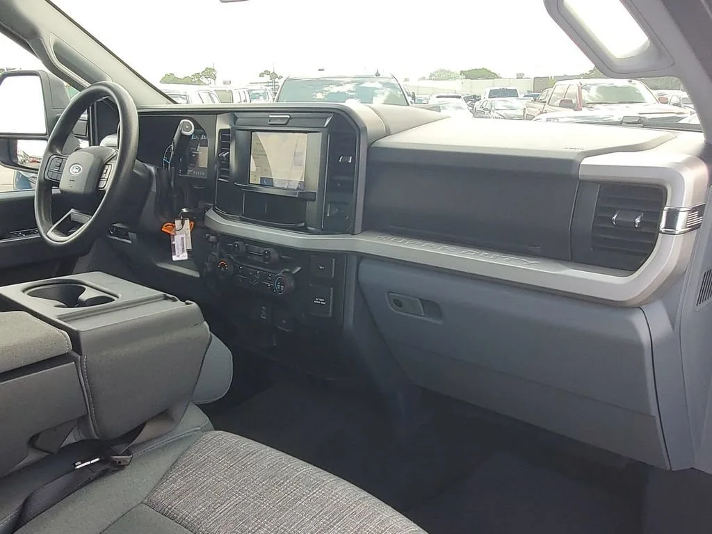 Used 2025 White Ford XL image 34
