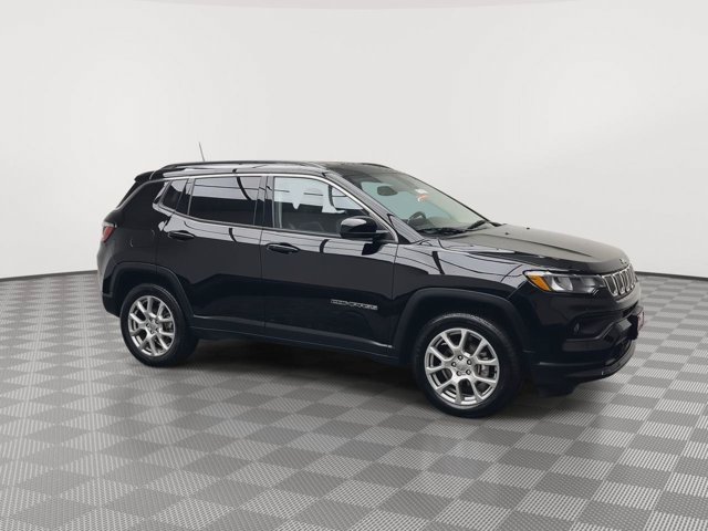 Used 2022 Diamond Black Crystal Pearlcoat Jeep Latitude Lux image 38