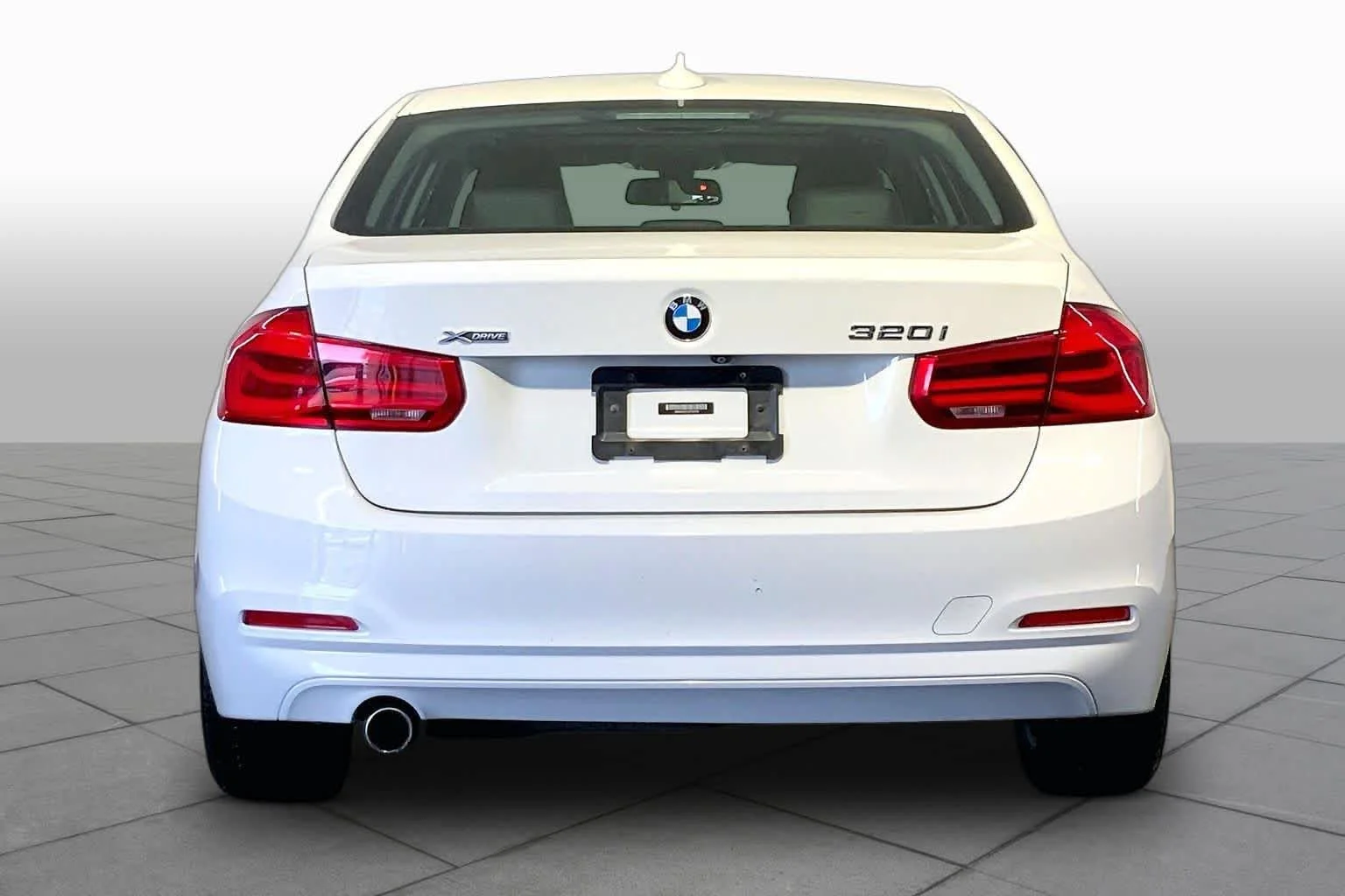 Used 2018 Alpine White BMW 320i xDrive image 5