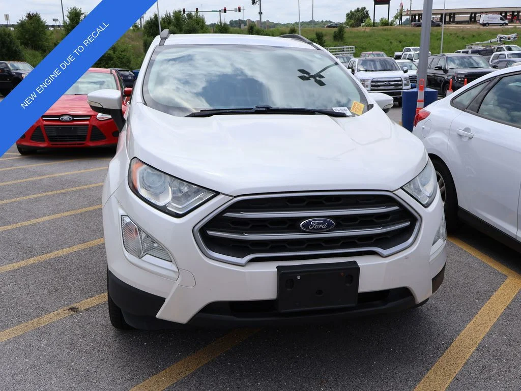 Used 2018 White Platinum Clearcoat Metallic Ford SE image 4