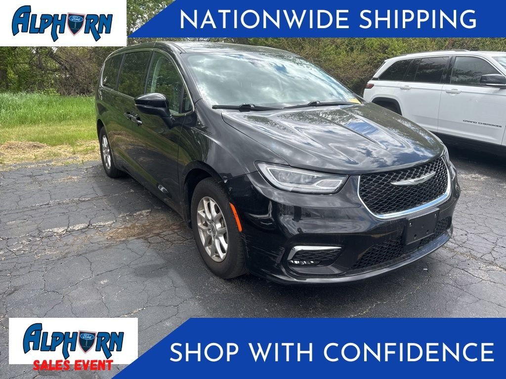 2023 Chrysler Pacifica Touring L's photo