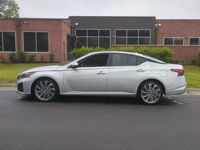 Used 2023 Silver Nissan 2.5 SL image 10