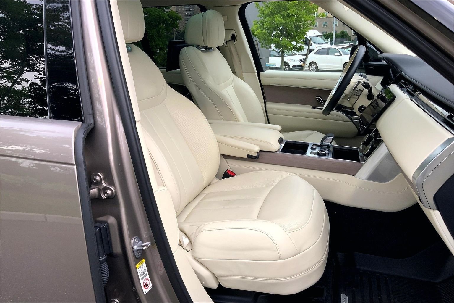 Used 2023 Batumi Gold Premium Metallic Land Rover SE image 8