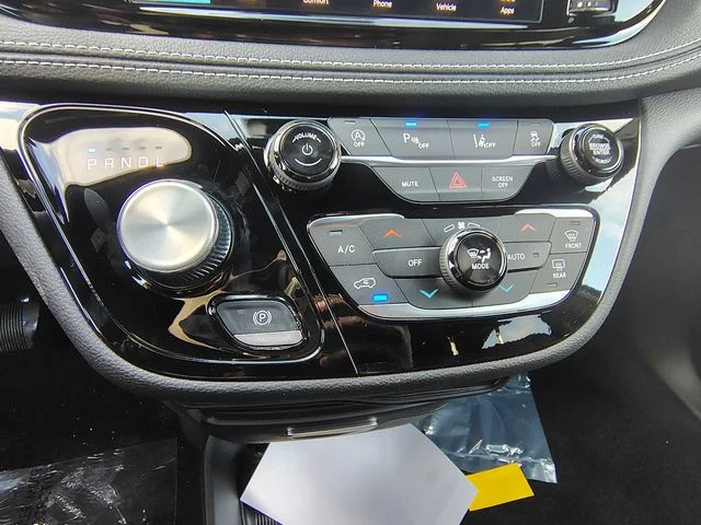 New 2026 Diamond Black Crystal Pearl-Coat Exterior Paint Chrysler Select image 23
