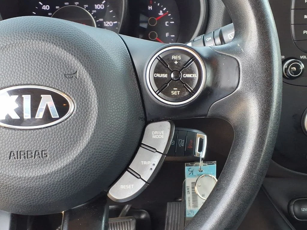 Used 2018 White Kia Base image 15