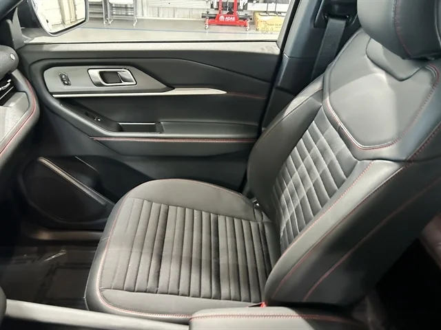 New 2026 Star White Metallic Tri-Coat FORD ST-Line image 17