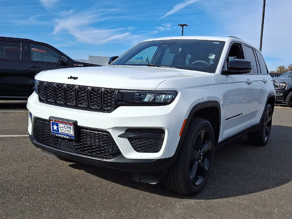 Used 2023 White Jeep Altitude 4x4 image 5