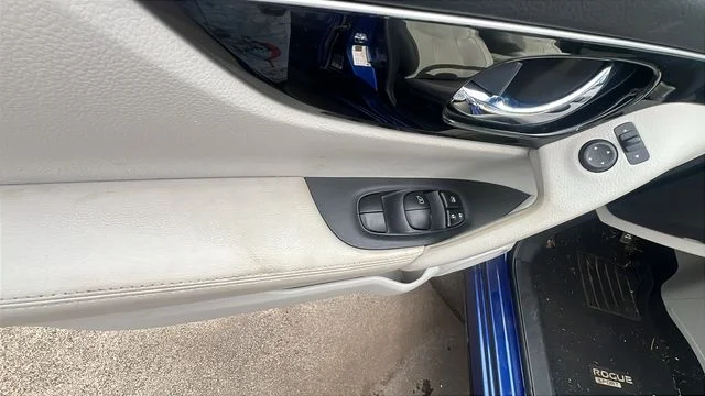 Used 2017 Blue Nissan SL image 16