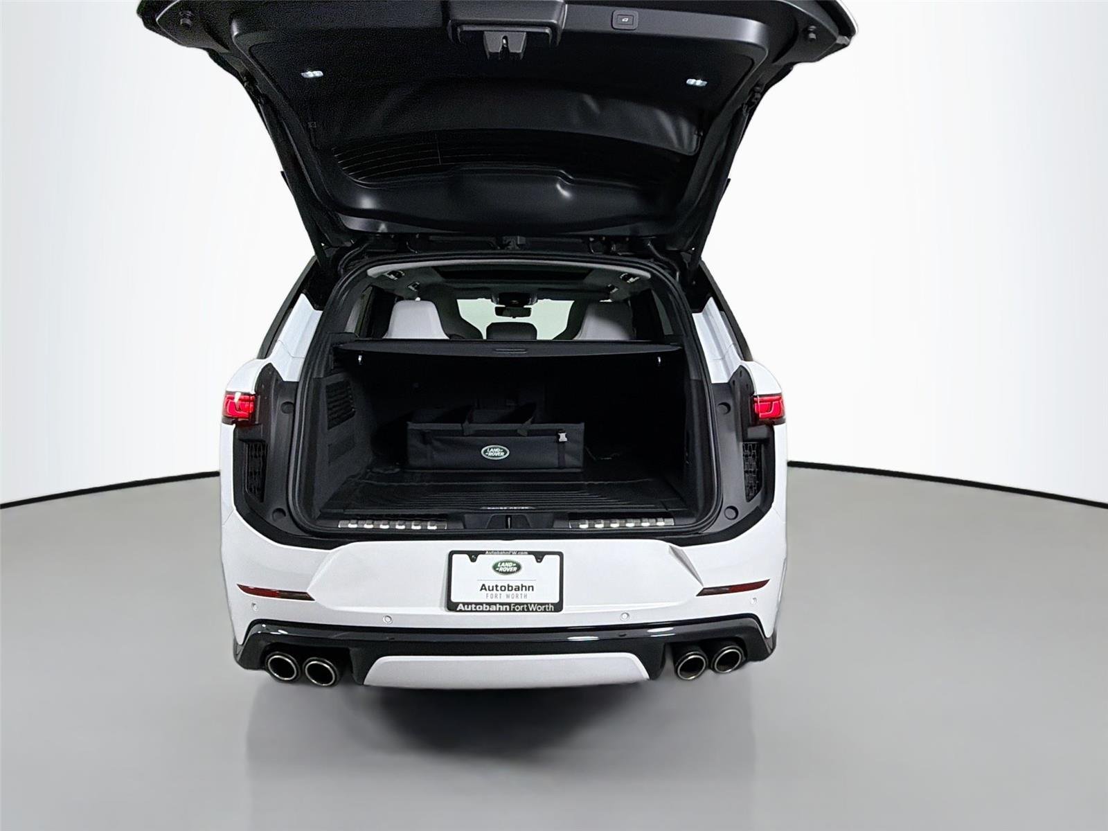New 2026 OSTUNI PEARL WHITE Land Rover SV image 24