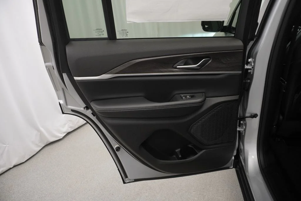 New 2026 Silver Zynith Exterior Paint Jeep Laredo Altitude image 30