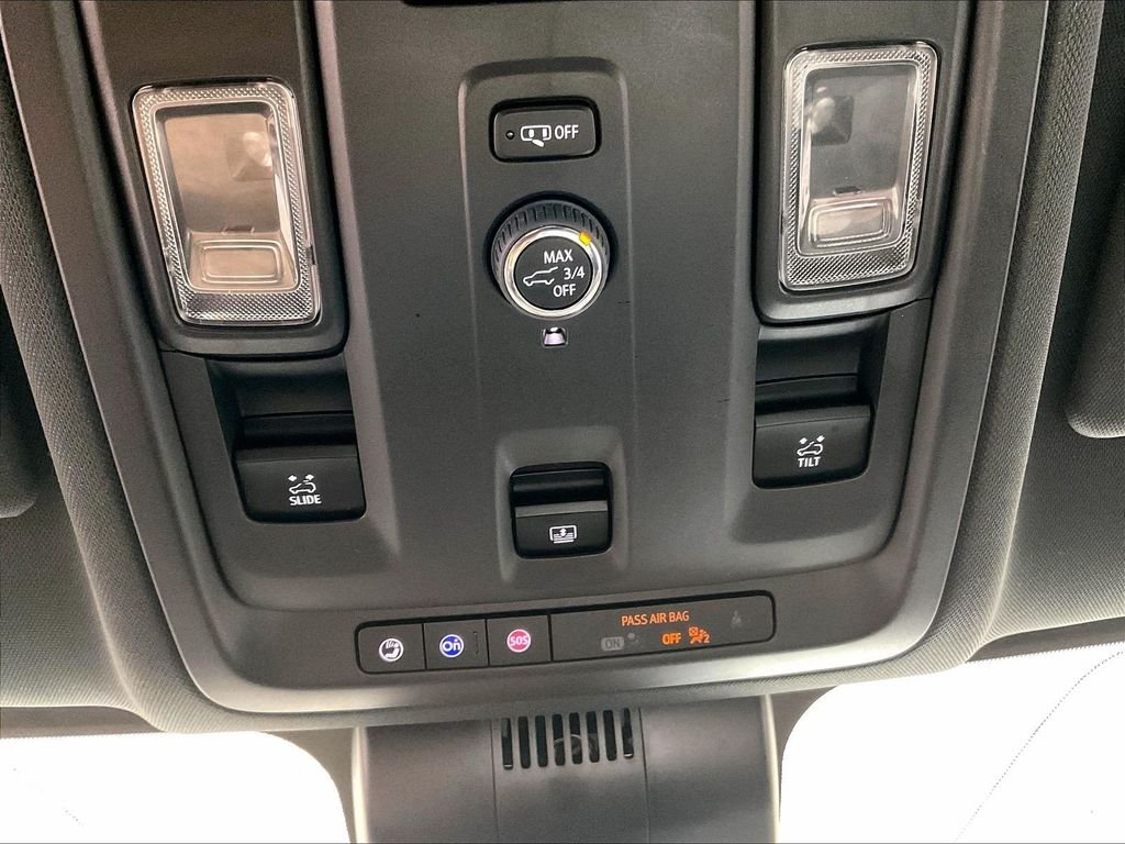 Used 2023 White GMC SLT image 27