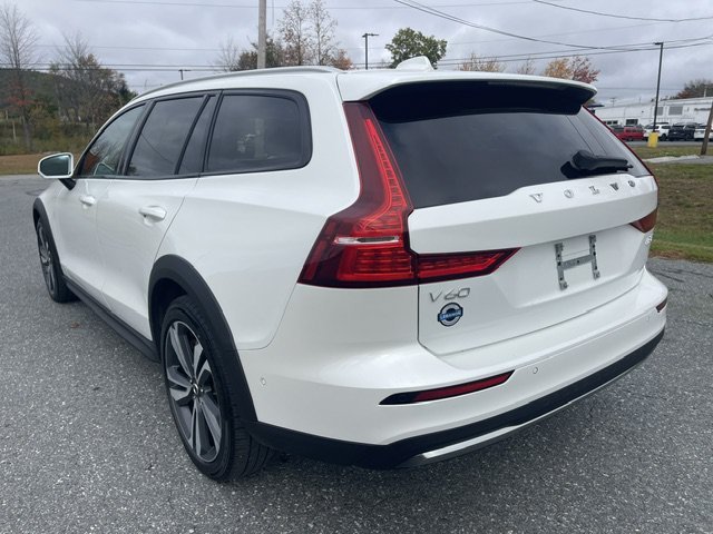 Used 2023 White Volvo Plus image 3