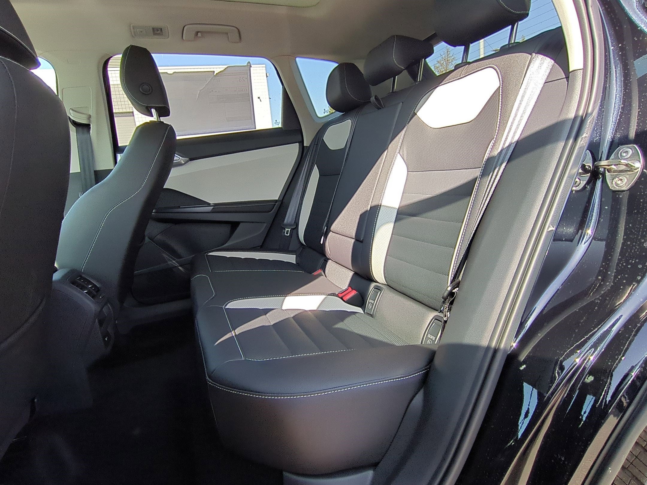 2025 Volkswagen Taos SEL - Photo 16