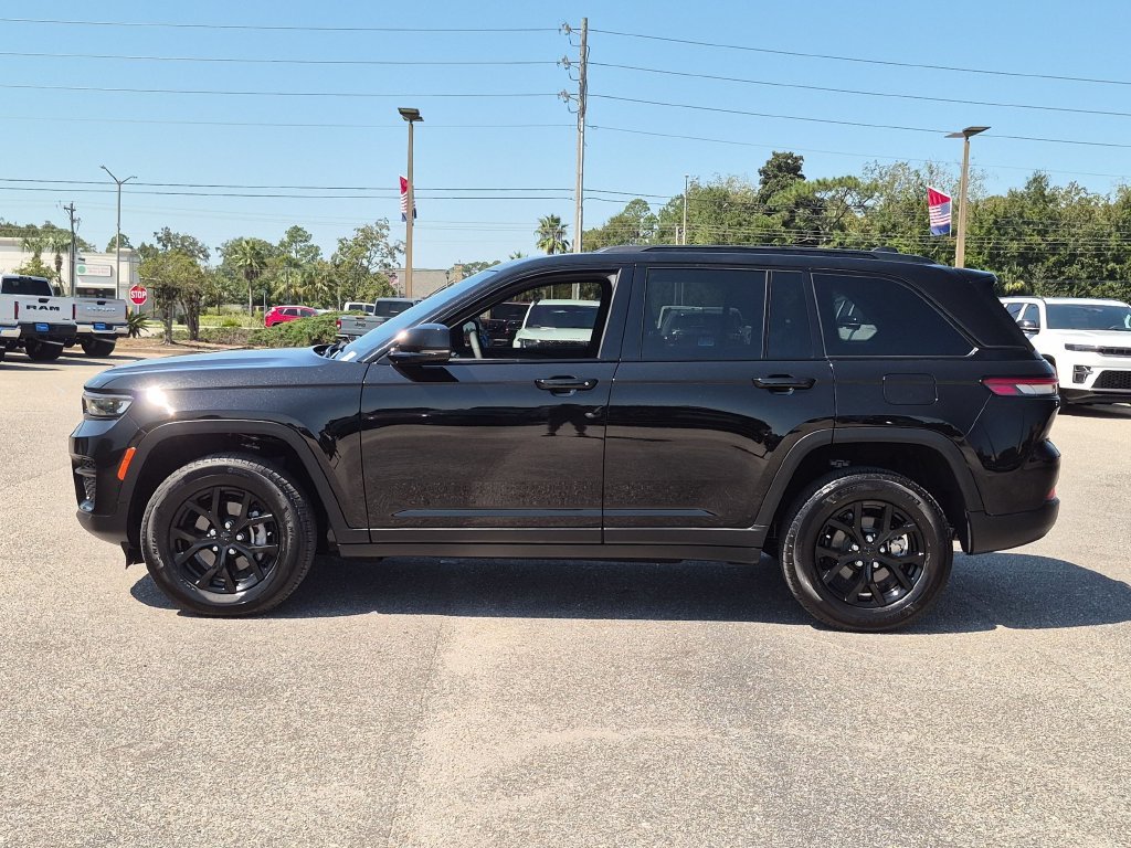 Used 2025 Black Jeep Altitude X image 2