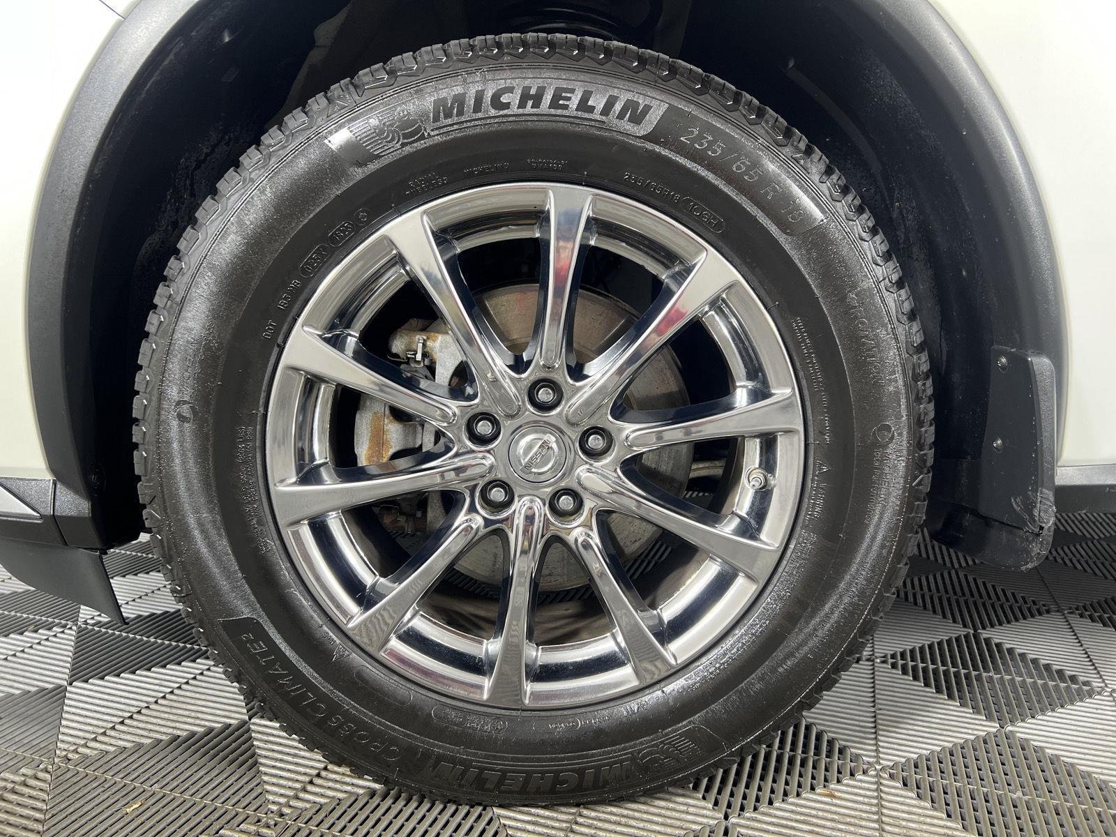 Used 2018 Pearl White Nissan SL image 6