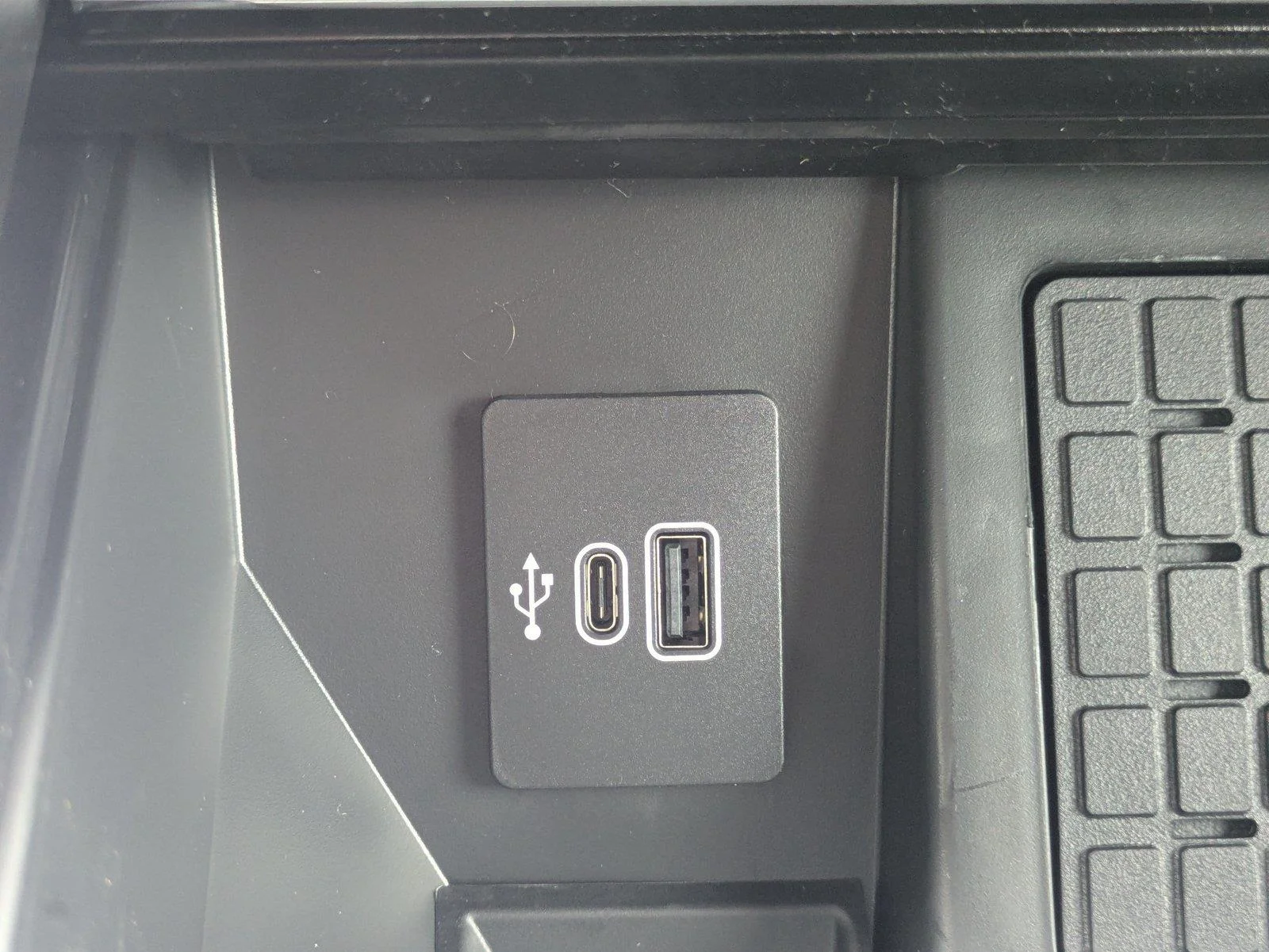 New 2026 Agate Black Metallic Ford Platinum® image 24