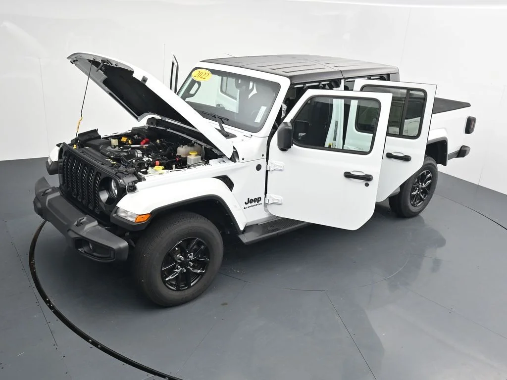 Used 2022 White Jeep Sport image 43