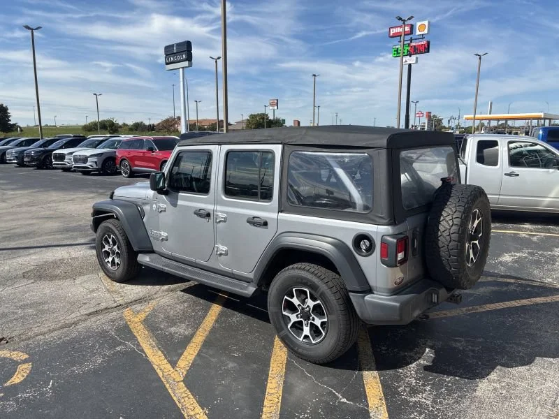 Used 2018 Billet Silver Metallic Clearcoat Jeep Sport image 3