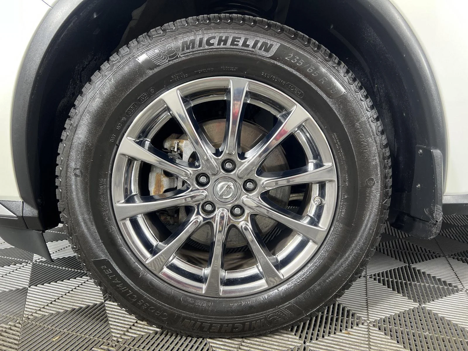 Used 2018 Pearl White Nissan SL image 6
