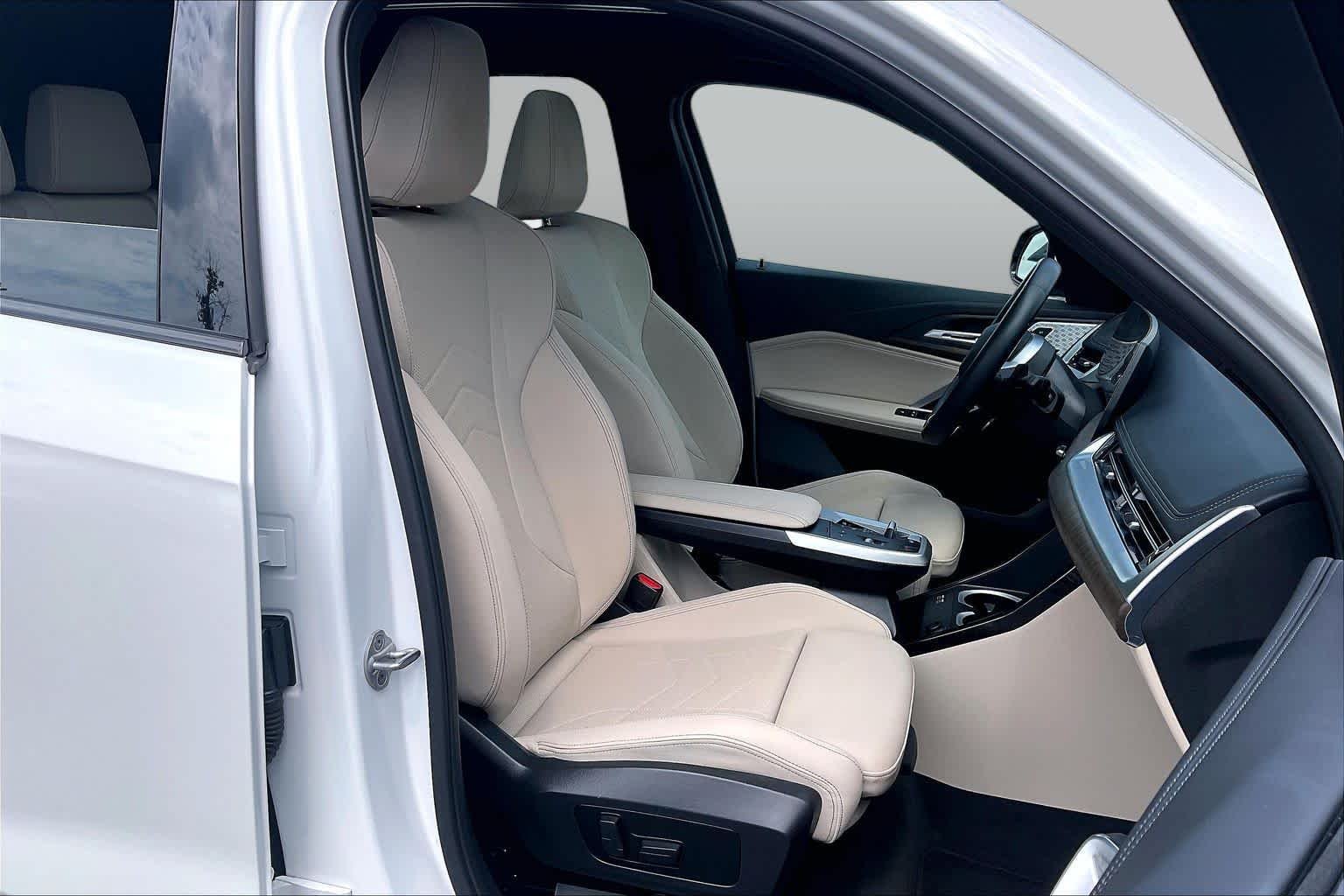 Used 2023 Mineral White Metallic BMW xDrive28i image 8