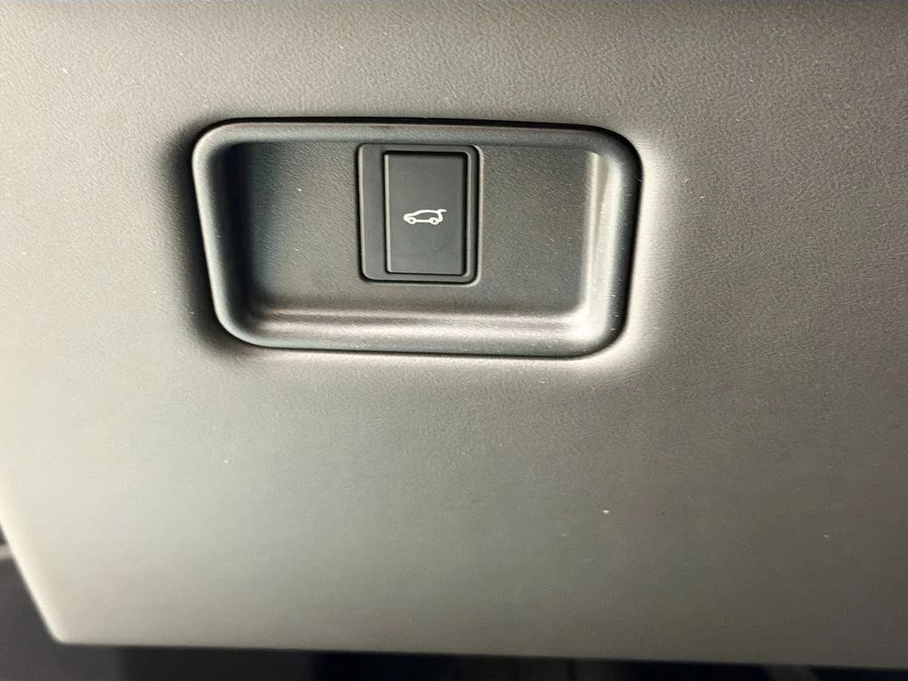 New 2026 Fuji White Land Rover Dynamic SE image 10