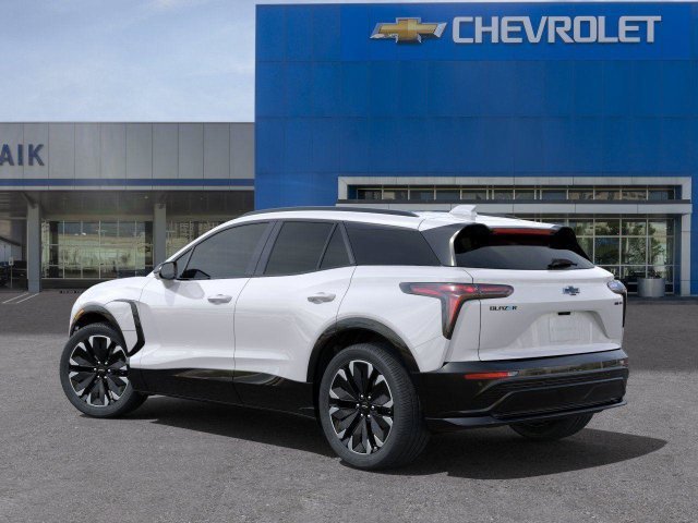 New 2025 Iridescent Pearl Tricoat Chevrolet RS image 3