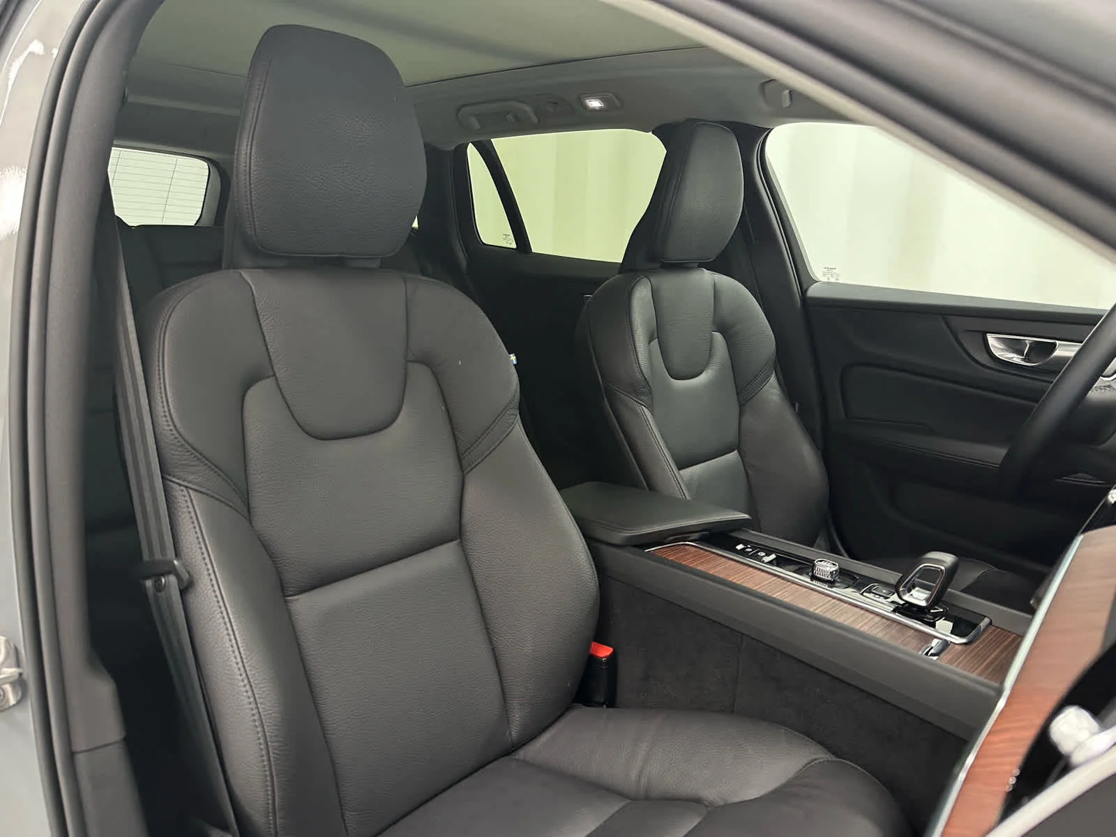 Used 2024 Vapour Grey Metallic Volvo Plus image 19