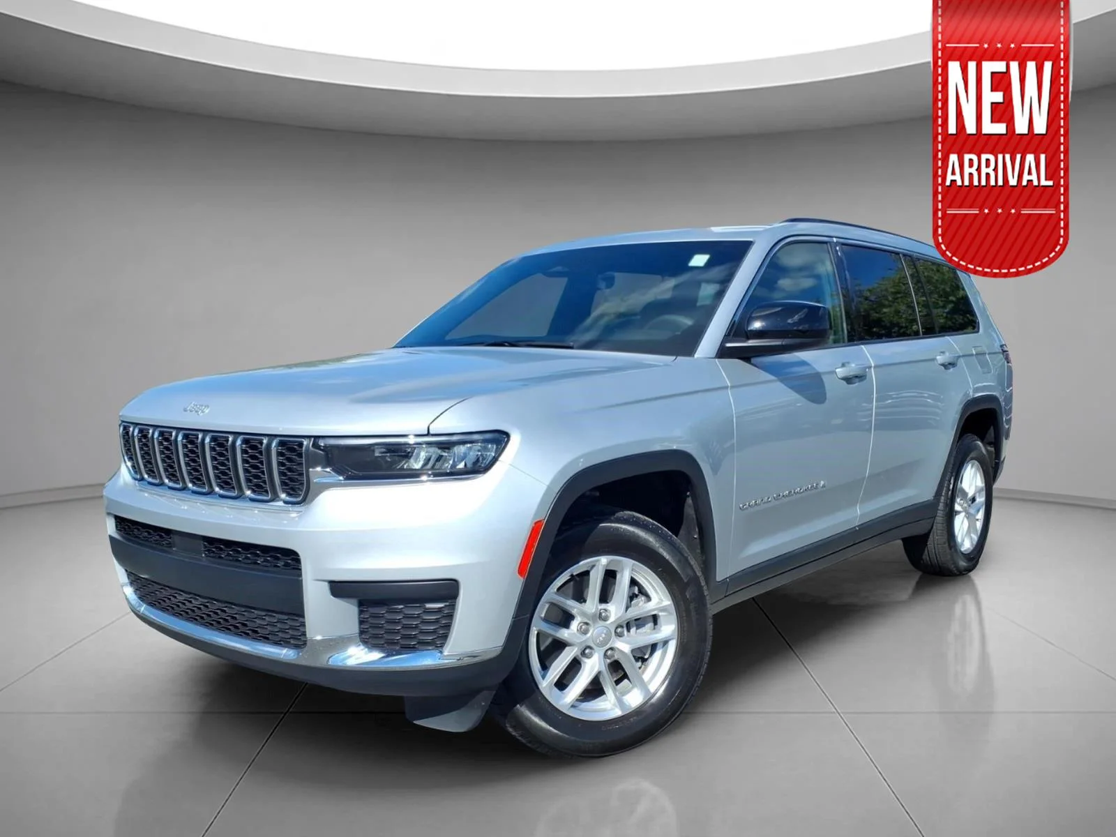 Used 2025 Silver Zynith Jeep Laredo X image 1