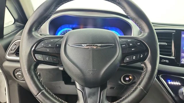 Used 2018 White Chrysler Touring L image 22