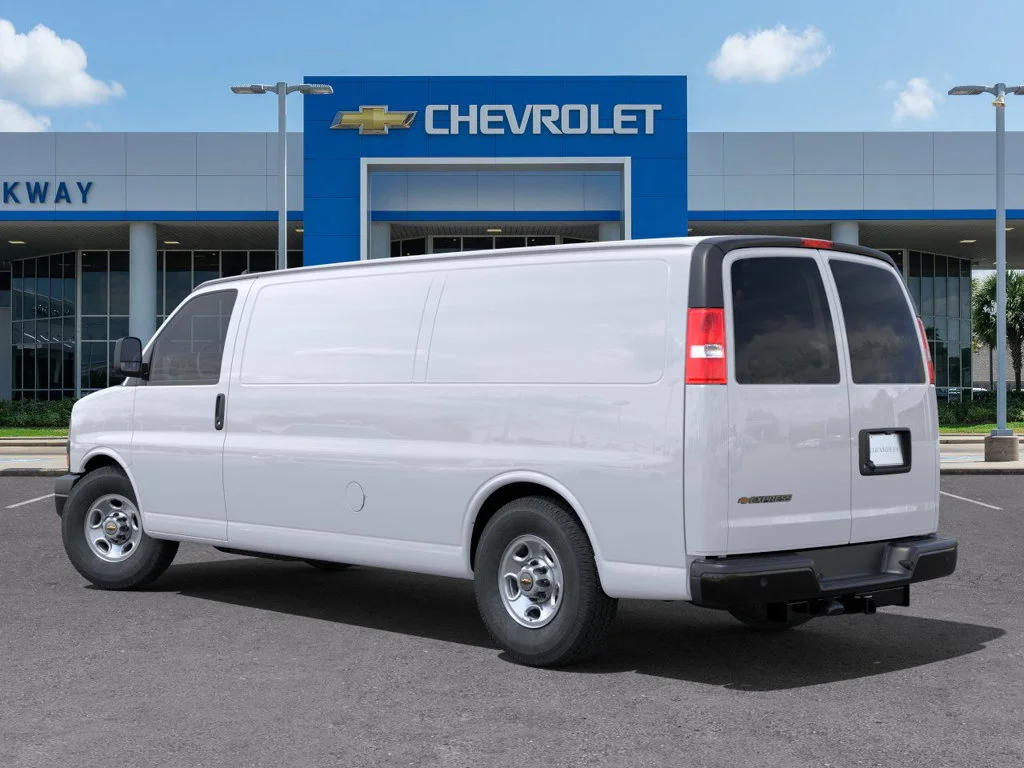 New 2025 Summit White Chevrolet WT image 3