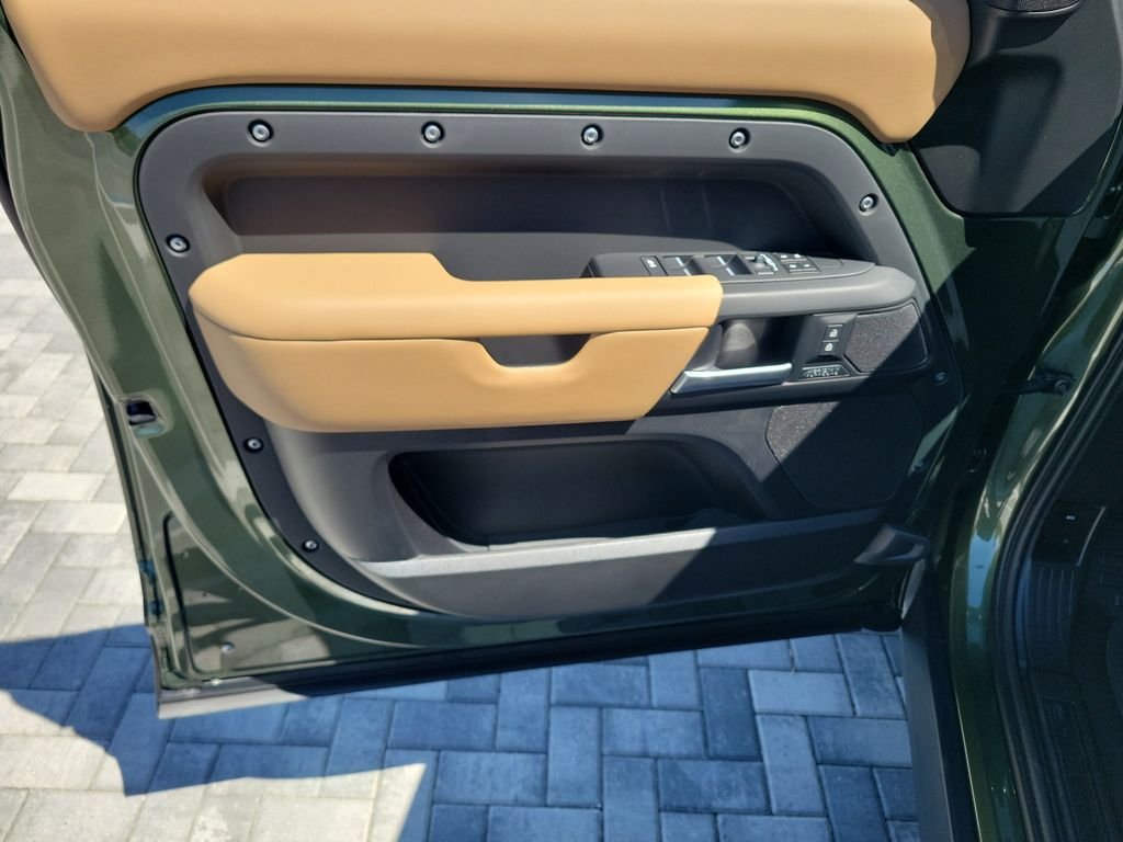 New 2026 Woolstone Green Land Rover X-Dynamic SE image 22